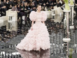 Córka Johnny'ego Deppa i Vanessy Paradis najjaśniejszą gwiazdą pokazu Chanel. Piękna? FOTO