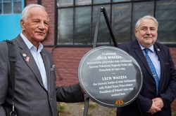 Upamiętniono pracę Wałęsy w stoczni. "Niektórzy do dziś mają z nim problemy. Przegrają"