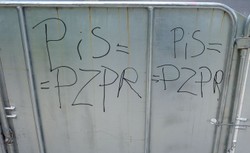 Zmiana zarzutów ws. ataków na biura parlamentarzystów PiS. Kobieta nie opowie za propagowanie totalitaryzmu