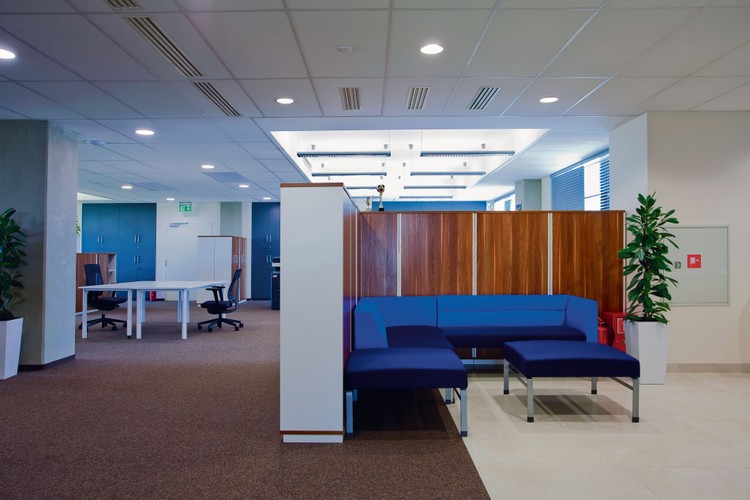 Zadbano o miejsca do odpoczynku. Fotele w strefie ciszy pozwalają wygłuszyć dźwięki