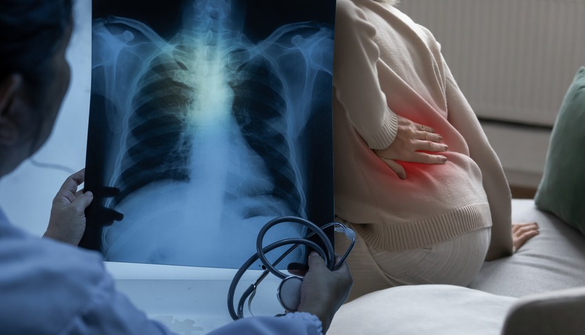 Iako metastaze u nadbubrežnim žlezdama ne izazivaju nikakve simptome, ponekad to može da bude bol u srednjem delu leđa