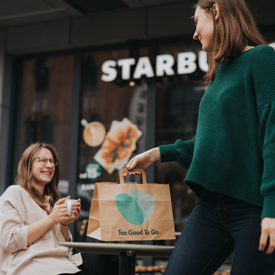 Starbucks chce rozszerzyć udział w projekcie Too Good To Go. Obecnie dwie kawiarnie przygotowują paczki z produktami, które pod koniec dnia niesprzedane musiałyby trafić do kosza