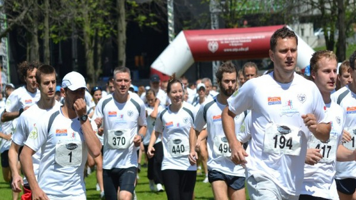 Miejskie karty rabatowe dla rodzin wielodzietnych zostaną honorowane podczas organizowanych w Bydgoszczy biegów Cross Bydgoski i Półmaraton Bydgoski. Ich posiadacze będą mogli skorzystać z okazji i zapłacić o połowę mniej za opłaty startowe w obu imprezach.