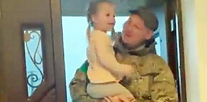 Tak malutka córeczka wita wracającego z wojny tatę. To nagranie wzrusza do łez...