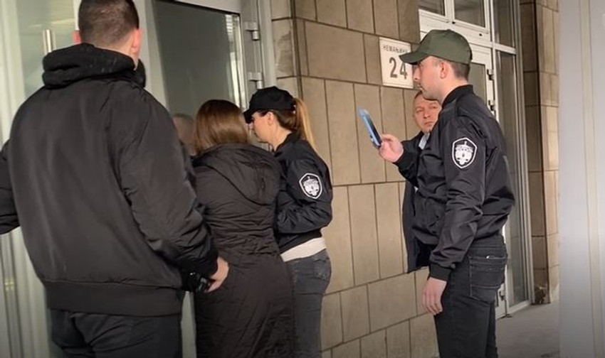 Dovođenje uhapšene inspektorke Ministastva za rad