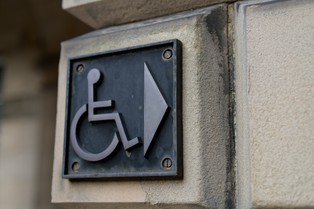 Jaka kwota świadczenia wspierającego w 2026 r. Ile pieniędzy można dostać [TABELA]