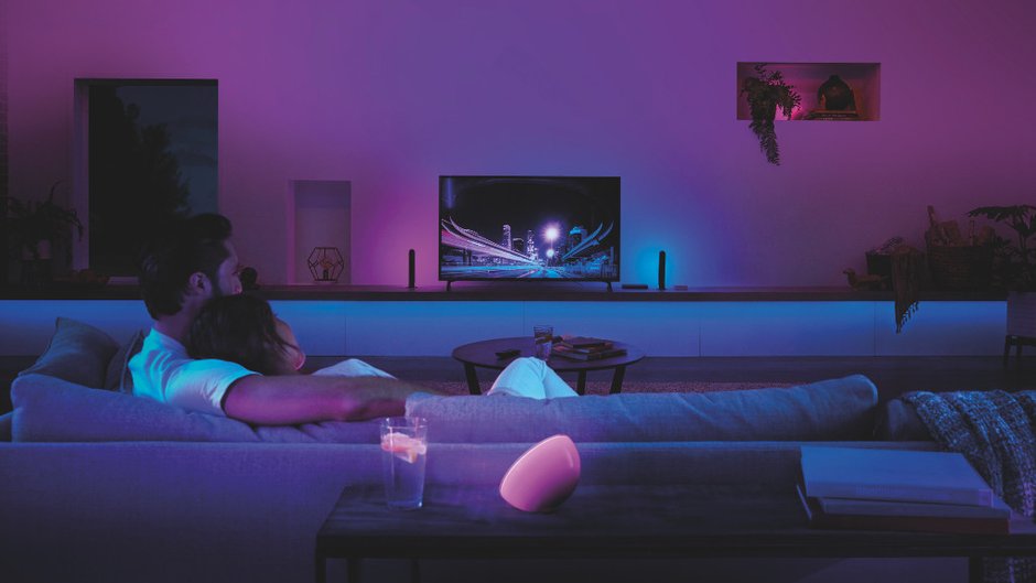 Philips Hue Play HDMI Sync Box zapewnia Ambilight na każdym telewizorze. Do przystawki można podłączyć cztery urządzenia