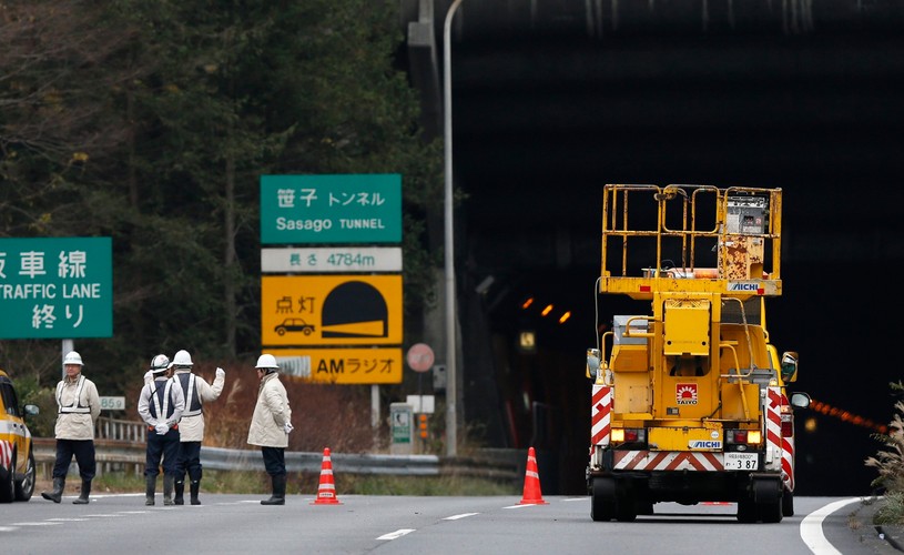 Zawalił się tunel, zapaliły się auta
