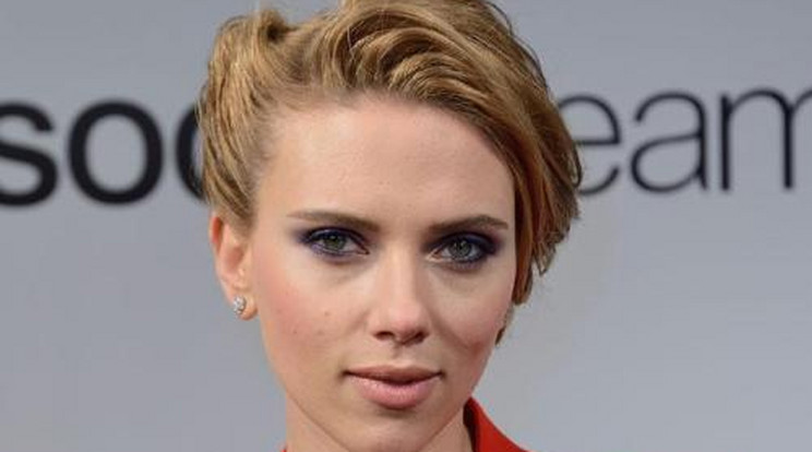 Scarlett Johansson a Mogyitól kapott egy ajándék csomagot / Fotó: AFP