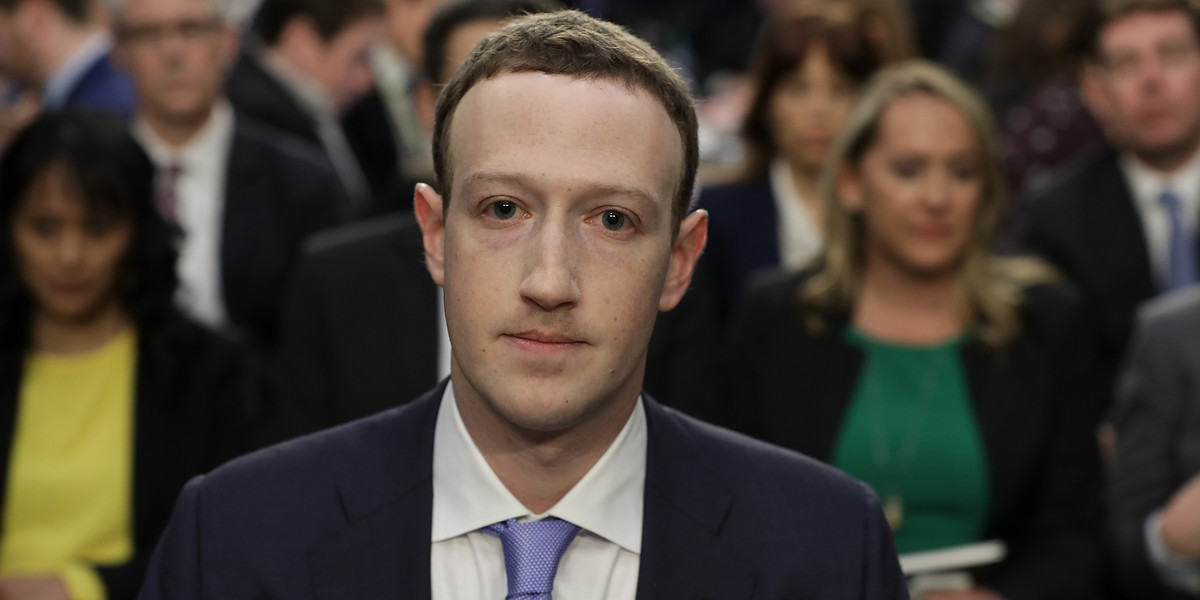 Mark Zuckerberg momentami wydawał się zaskoczony i spięty na przesłuchaniu w Senacie USA