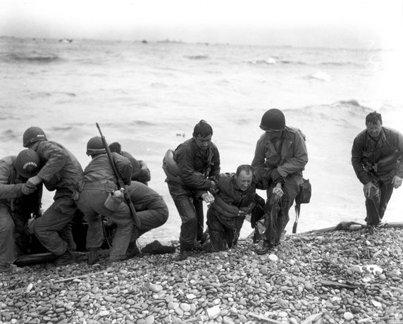 Pomoc rannym. Żołnierze ze zdjęcia walczyli w obrębie plaży Utah (6 czerwca 1944, domena publiczna).
