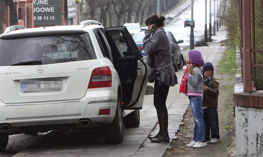 Ania Przybylska uczy syna grać w piłkę