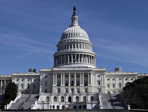 Nowy, 112. Kongres rozpoczął w środę pracę od wyboru nowego przewodniczącego Izby Reprezentantów. Został nim republikański kongresman ze stanu Ohio, John Boehner. Będzie on odgrywał kluczową rolę w rozgrywce Republikanów z prezydentem Barackiem Obamą. Na zdj. Siedziba amerykański Kongresu na Capitol Hill w Waszyngtonie