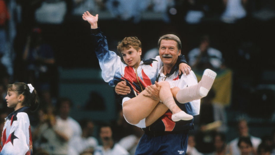 Trener Bela Karolyi niesie Kerri Strug na podium po olimpijskie złoto w Atlancie w 1996 r.