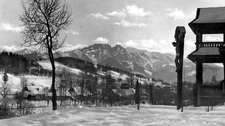 Marzec 1945 r. Widok na Tatry z willi Jana Kasprowicza na Harendzie w Zakopanem.