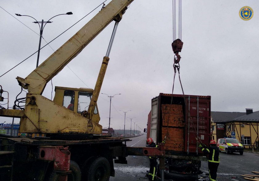 Wbił się pod naczepę przy ponad 200 km/h.  Zdjęcia po prostu przerażają