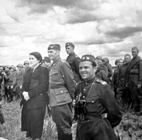 Formowanie 1 Polskiej Dywizji Piechoty im. Tadeusza Kościuszki w 1943 r. w Sielcach nad Oką. Na zdjęciu, m.in. płk Wanda Wasilewska (L) i płk Zygmunt Berling (2L)