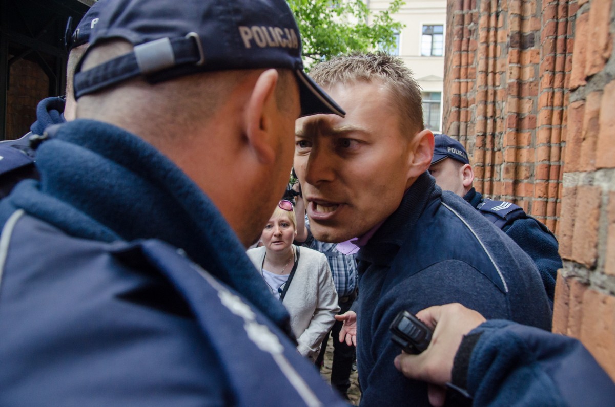 PiS pozwało szefa klubu PO w trybie wyborczym. Proces umorzony