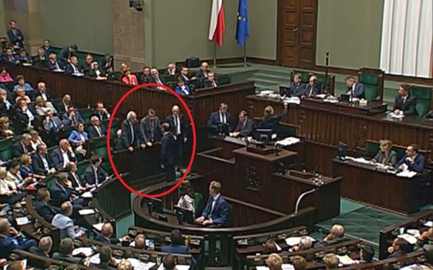 Poseł PO chciał wręczyć książkę prezesowi PiS. Wtedy wkraczają: Błaszczak i Terlecki... [WIDEO]