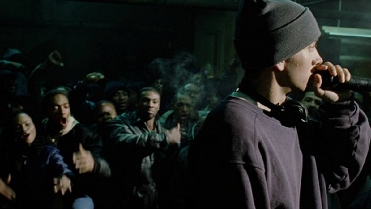 Reżyseria: Curtis Hanson. W rolach głównych: Eminem, Kim Basinger. USA 2002.