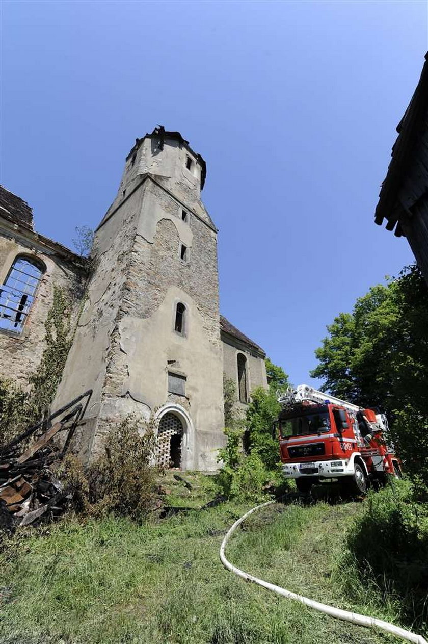 Pożar w zabytkowym kościele. Runęła wieża