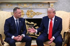 Były prezydent tonuje entuzjazm po wizycie Nawrockiego w USA. 'Bez przesady z tym sukcesem'