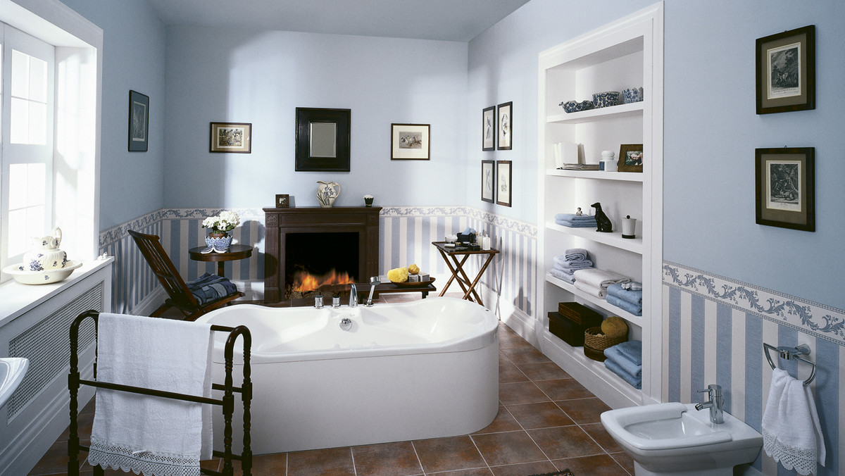 Atmosfera eklektycznego saloniku, z nutką elegancji i szczyptą tradycji - to nasz pomysł na łazienkę. Zapominamy o nowoczesnych płytkach na ścianach i kabinie prysznicowej na rzecz wygodnej wanny, kominka i ozdobnej tapety.