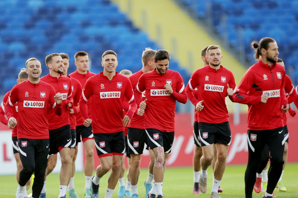 Piłkarze reprezentacji Polski (od lewej): Kamil Grosicki, Tomasz Kędziora, Jan Bednarek, Bartosz Bereszyński, Michał Helik i Grzegorz Krychowiak, podczas treningu kadry w Chorzowie