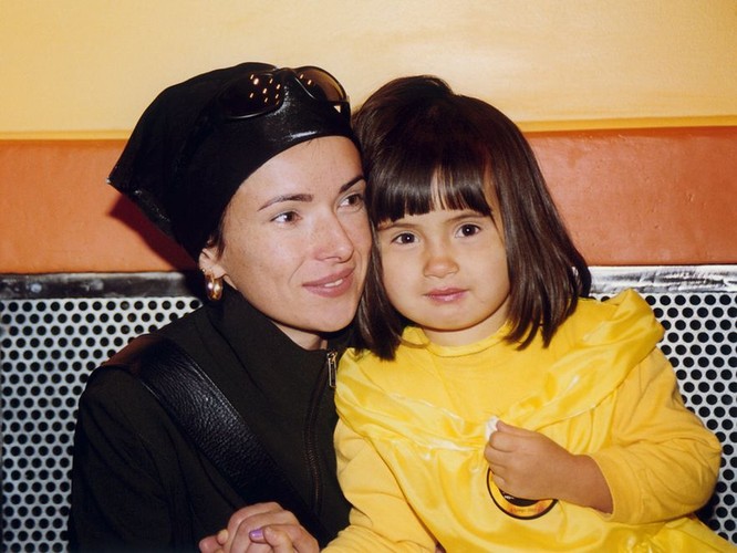 Kasia Kowalska z córką Aleksandrą w 2001 roku