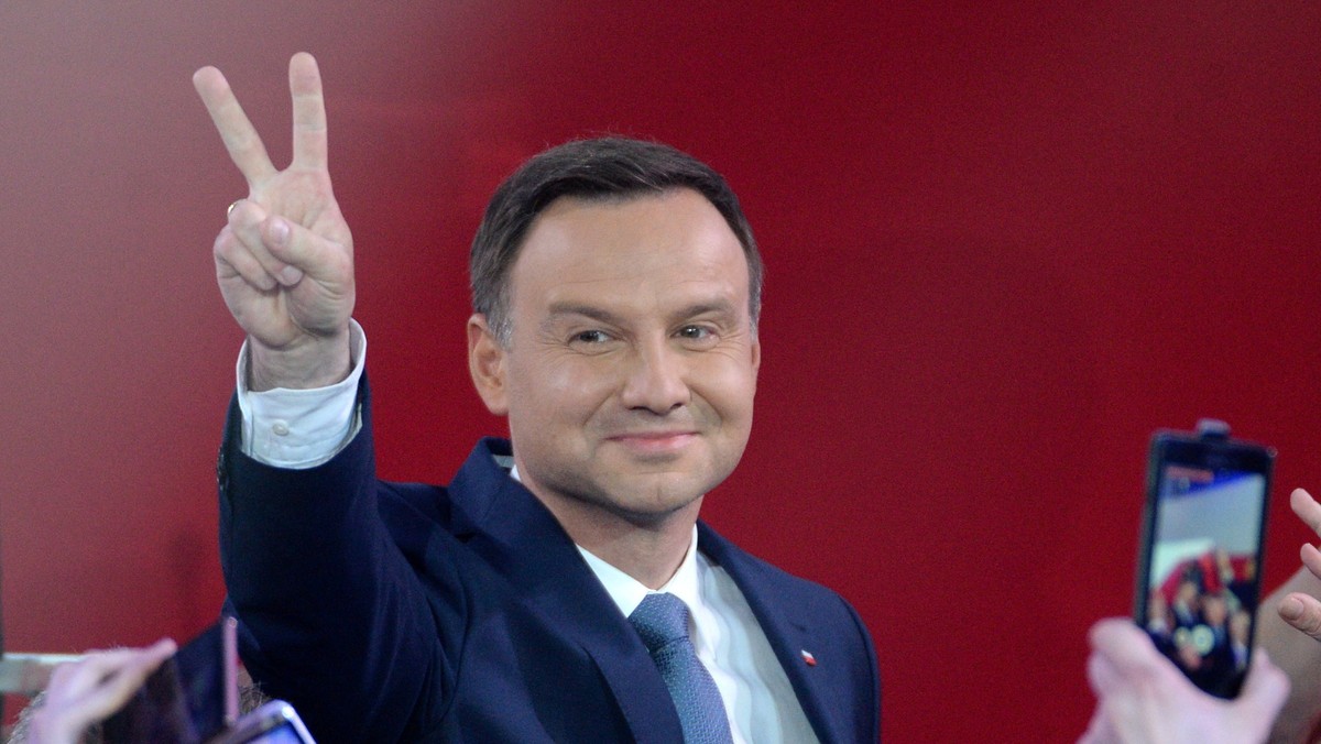 Zwrot na prawo, zwycięstwo ultranacjonalisty - tak włoskie media oceniają wynik wyborów prezydenckich w Polsce, które wygrał Andrzej Duda. Rezultat ten interpretuje się we Włoszech także jako zapowiedź tego, co jesienią przyniosą wybory parlamentarne.