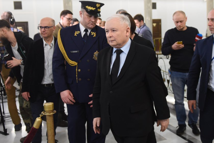 Orban zadał mu cios w plecy. Kaczyński odpowiada