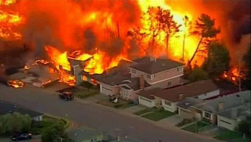 Potworny pożar trawi domy. Zdjęcia!