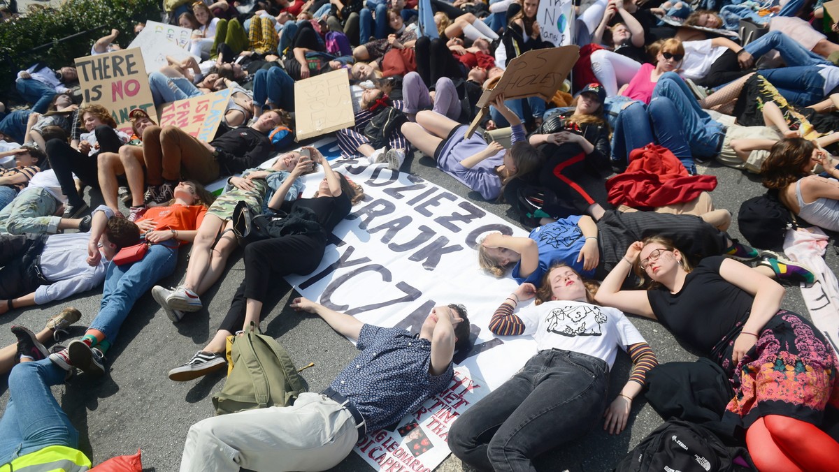 Młodzież, która chce zwrócić uwagę na skutki zmian klimatycznych, dziś od rana protestowała na ulicach Warszawy. Demonstracja rozpoczęła się o godz. 11 na rondzie ONZ, skąd uczestnicy przemaszerowali na rondo de Gaulle'a. Marsze odbywają się też w kilkunastu innych polskich miastach.