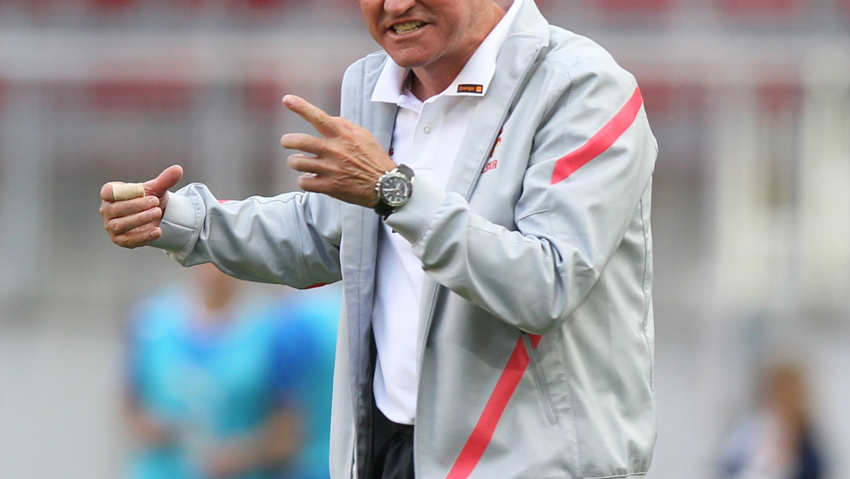 Franciszek Smuda, selekcjoner piłkarskiej reprezentacji Polski od dawna twierdzi, że najlepiej czuje się w dresie, a garnitur po prostu go paraliżuje.