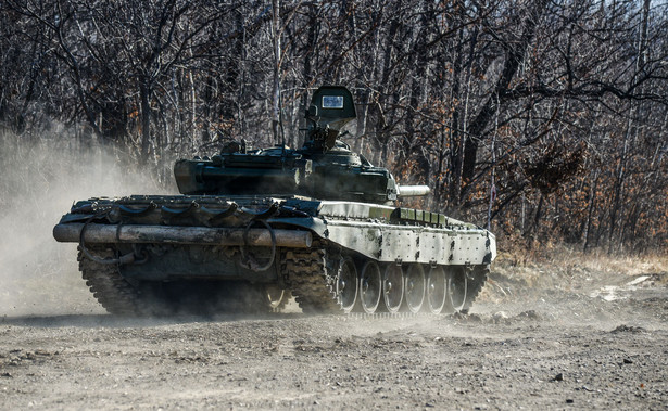 Rosyjski czołg w lesie