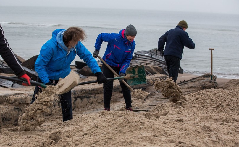 MIĘDZYWODZIE. WRAK XIX-WIECZNEGO STATKU WYCIĄGNIĘTY Z PLAŻY