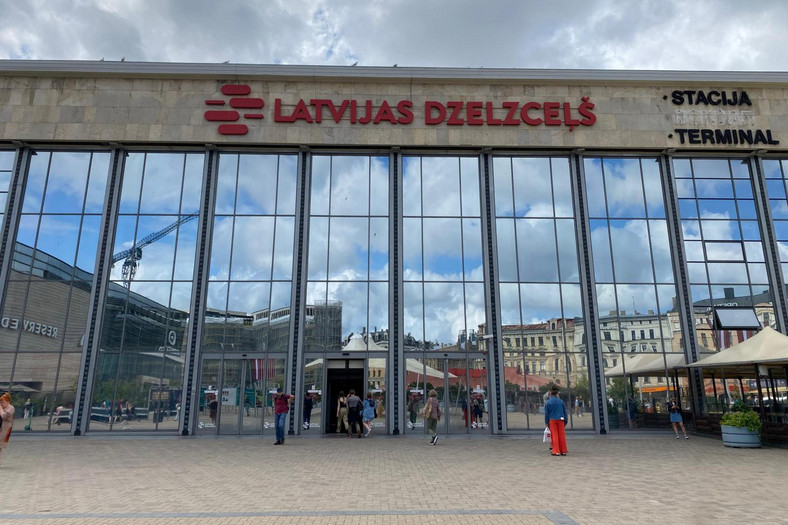 Dużo szkła i betonu: zmodernizowany główny dworzec kolejowy w stolicy Łotwy, Rydze