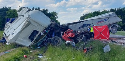 Czołowe zderzenie tirów na DK 50. W ciężarówce wybuchła opona. Jeden kierowca nie żyje, ranne małżeństwo w szpitalu