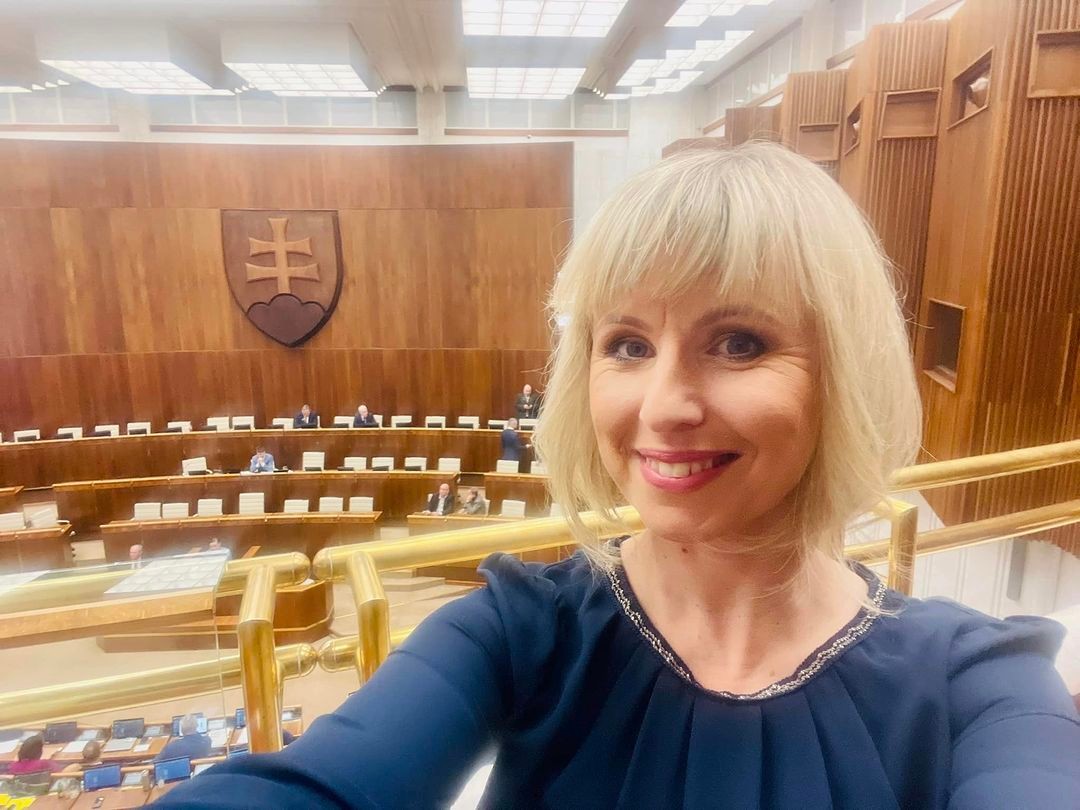 Moderátorka politickej relácie Na hrane Jana Krescanko Dibáková.