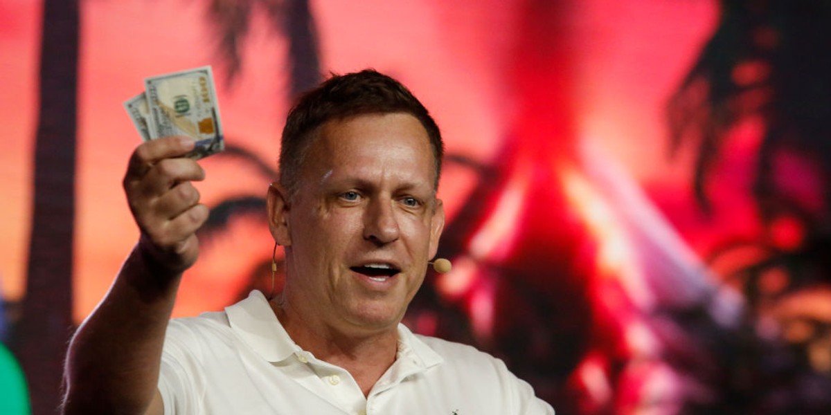 Miliarder Peter Thiel sprzedał kryptowaluty tuż przed krachem.