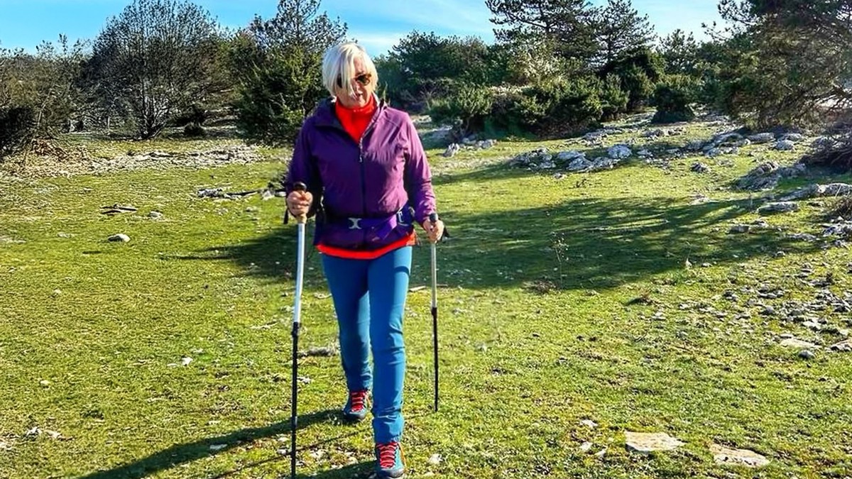 U DVORIŠTU BAGER ČUPA DRVEĆE Udovica pevača napustila sve i otišla iz grada: Sada objavila snimak sa imanja i pokazala radove Kép