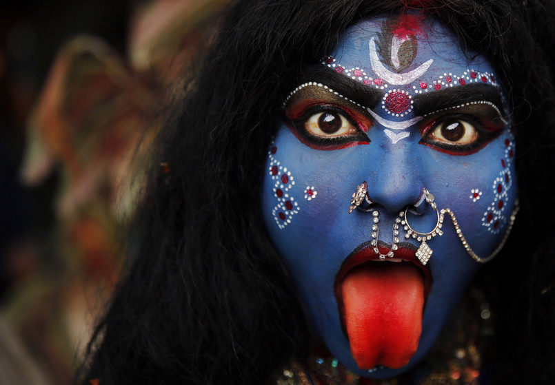 Kobieta przebrana za kobietę Kali w procesji w mieście Allahabad w Indiach