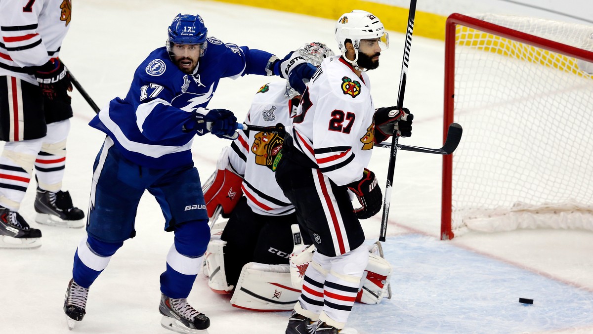 Tampa Bay Lightning zwyciężyła w drugim meczu finałów Pucharu Stanleya 4:3 z Chicago Blackhawks. Oprócz zmian na prowadzeniu, spotkaniu towarzyszyła też rotacja na pozycji bramkarza wśród wygranych. Dwukrotnie z bramki zjeżdżał Ben Bishop zastępowany przez Andrieja Wasilewskiego.