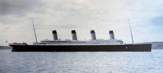 Zmierzając ku zagładzie: "Titanic" uchwycony na zdjęciu w pobliżu portu Cobh w Irlandii, 11 kwietnia 1912 r. (domena publiczna).