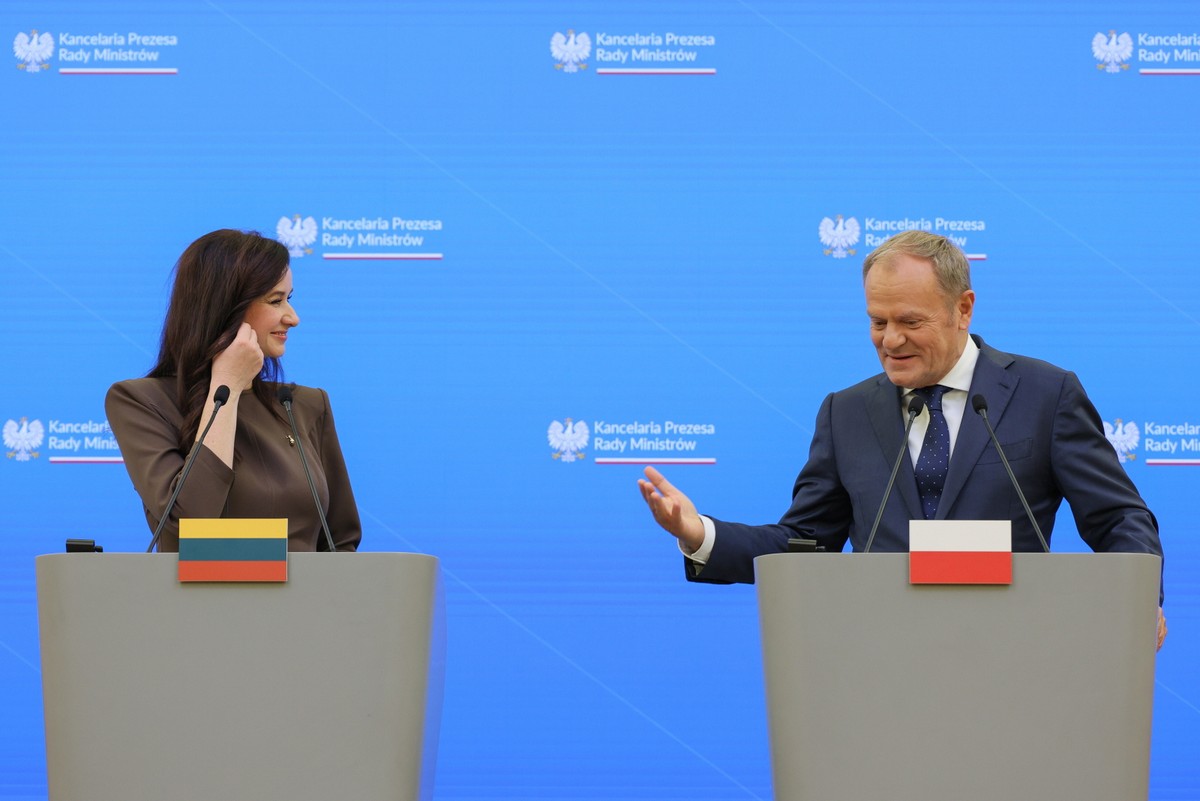 Premier Donald Tusk (P) i premier Litwy Inga Ruginiene (L) podczas konferencji prasowej po spotkaniu w Kancelarii Prezesa Rady Ministrów w Warszawie