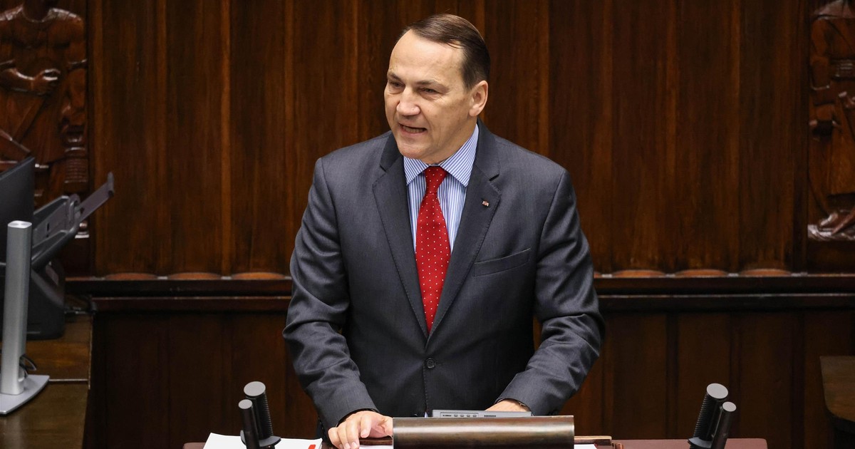 Sikorski wyraził wsparcie. Chodzi o ataki hybrydowe na naszego sąsiada