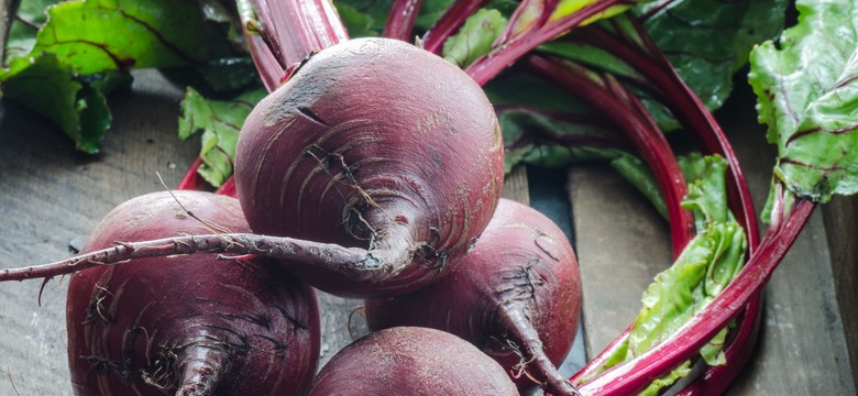 Kopytka buraczane z sosem. Kuchnia z burakiem w roli głównej