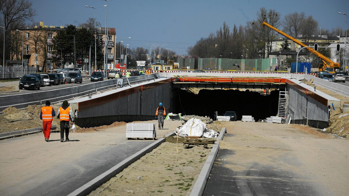 Trasa Górna, łącząca al. Jana Pawła II i ul. Rzgowską w Łodzi, zostanie oddana do użytku w nocy z niedzieli na poniedziałek. Trasa, będąca fragmentem drogi krajowej nr 1, ma wyprowadzić większość ruchu tranzytowego z południowej części miasta.