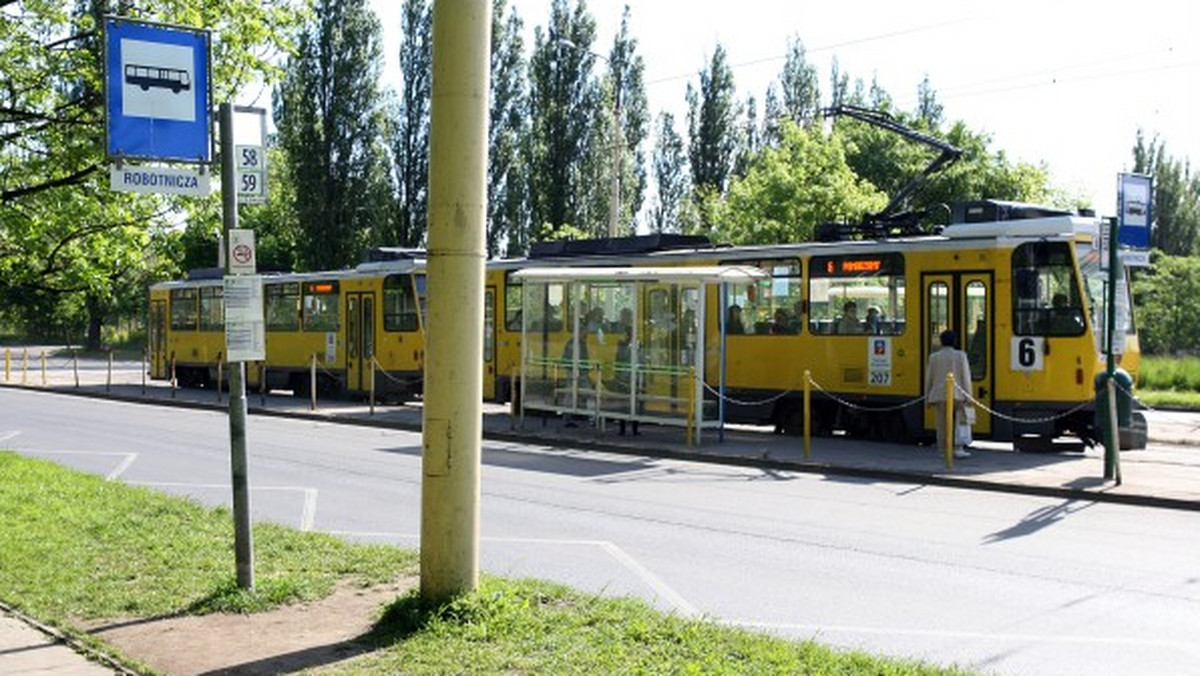 Pasażerowie oczekujący na autobusy linii 58 i 59 w Szczecinie muszą moknąć, bo przystanek wyznaczono na pasie zieleni. Zarząd Dróg i Transportu Miejskiego obiecuje, że się to zmieni w drugiej połowie tego roku.