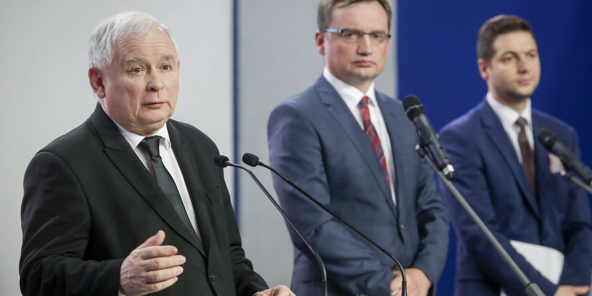 Jak na zmiany w sądach reagują inwestorzy? Na zdjęciu: (od lewej) Jarosław Kaczyński, Zbigniew Ziobro, Patryk Jaki